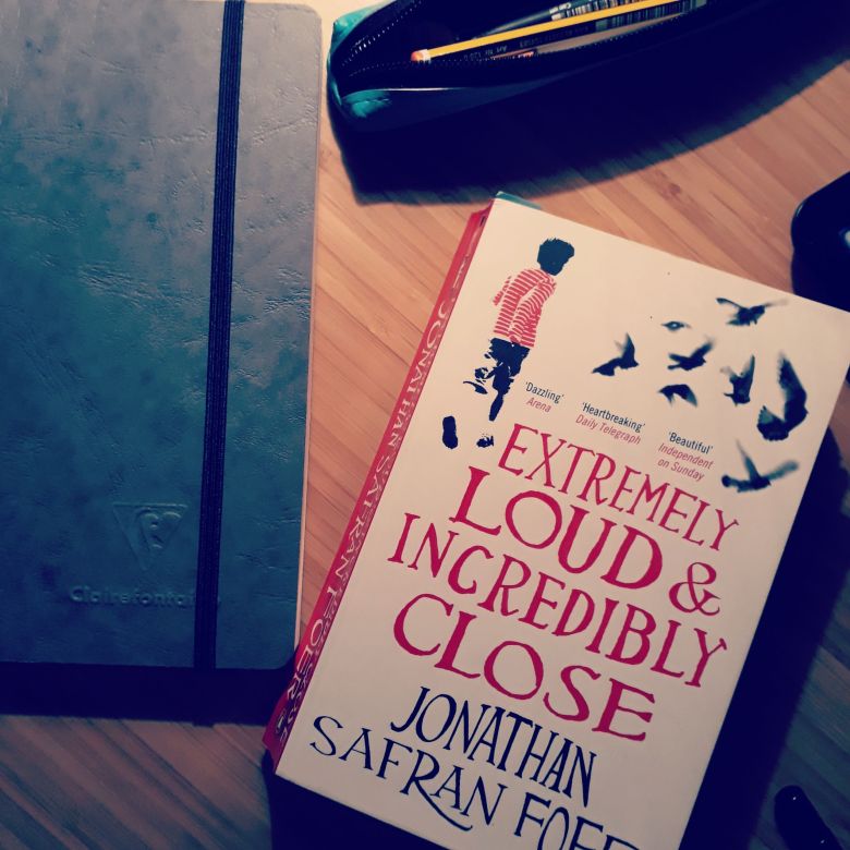 book cover of Extremely loud and incredibly close by jonathan safran foer